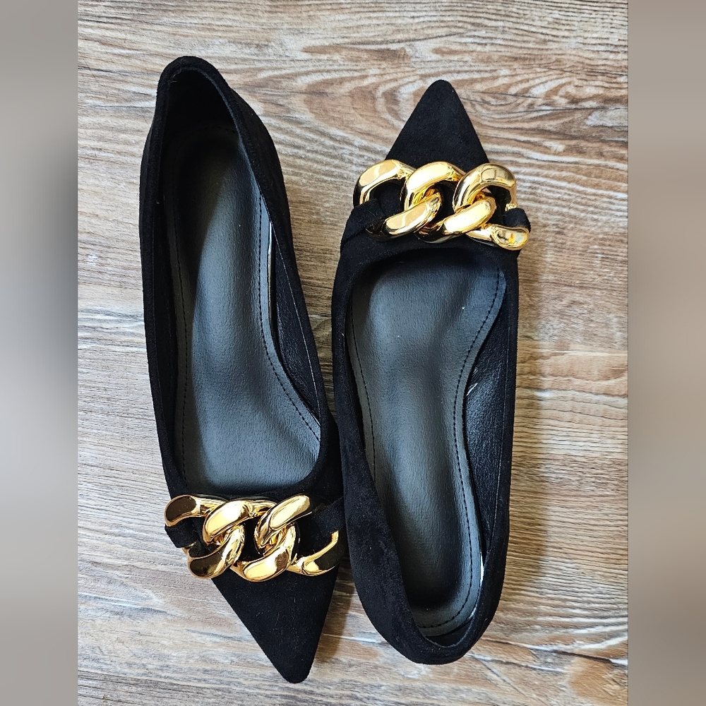 Elegant Black Flats with Gold Chain Accent